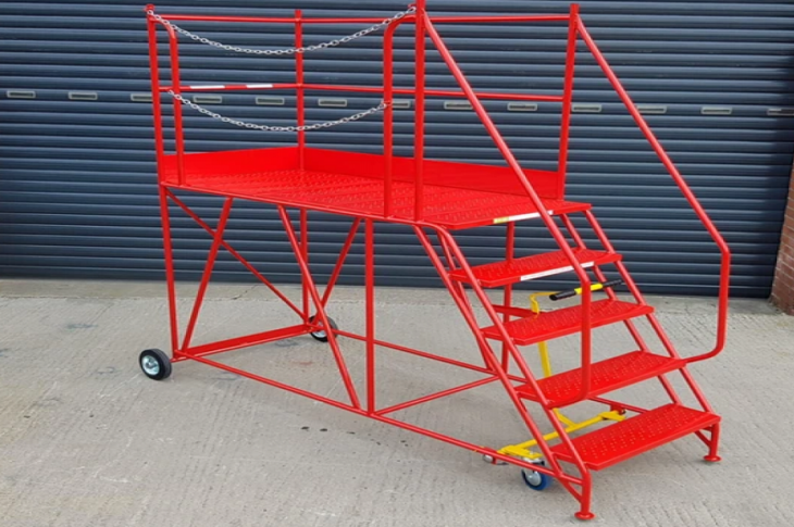 Heavy duty platform ladders